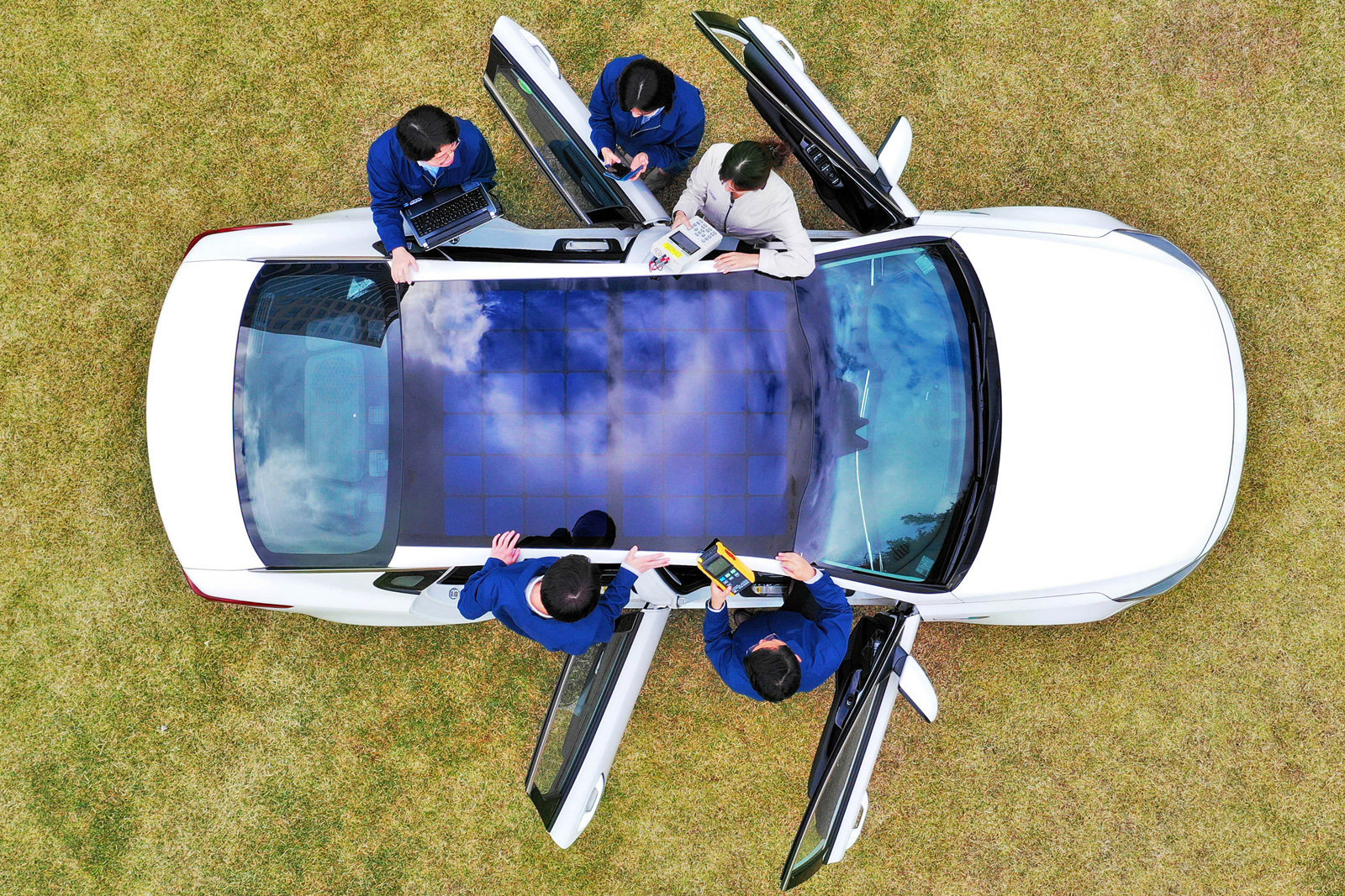 hyundai lanseaza primul model auto cu panou electric pe plafon