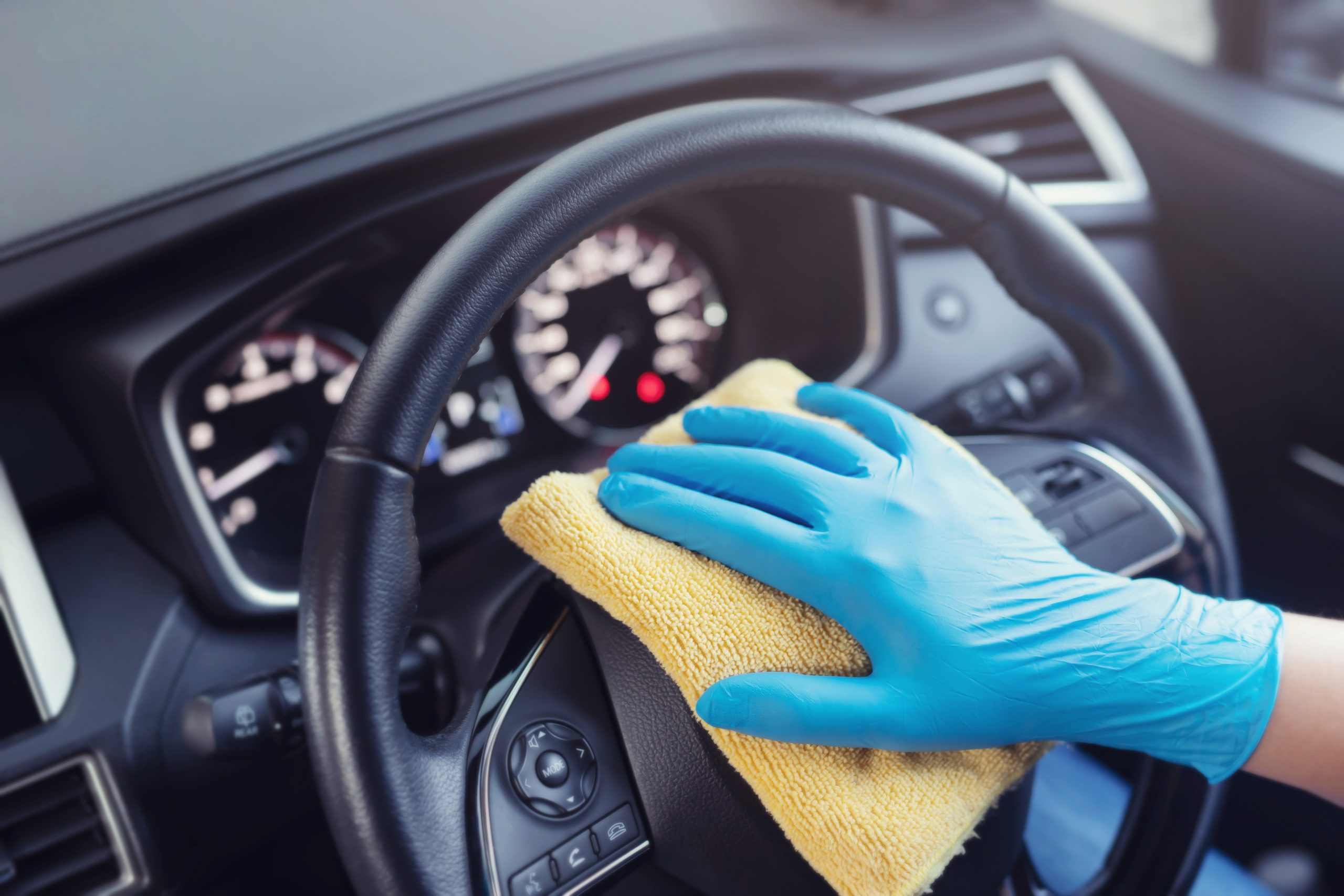 Cele mai bune metode pentru curățarea volanului mașina tau