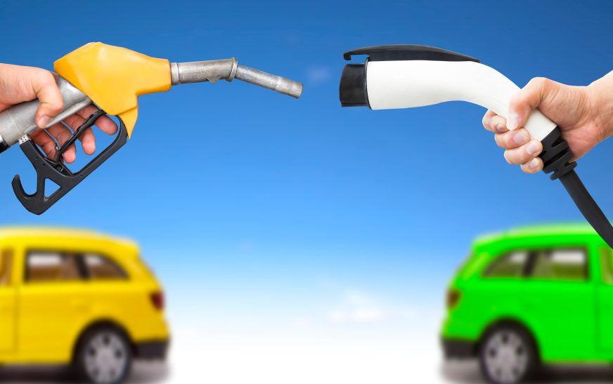 Sunt mașinile electrice într-adevăr mai scumpe decât mașinile pe benzină?