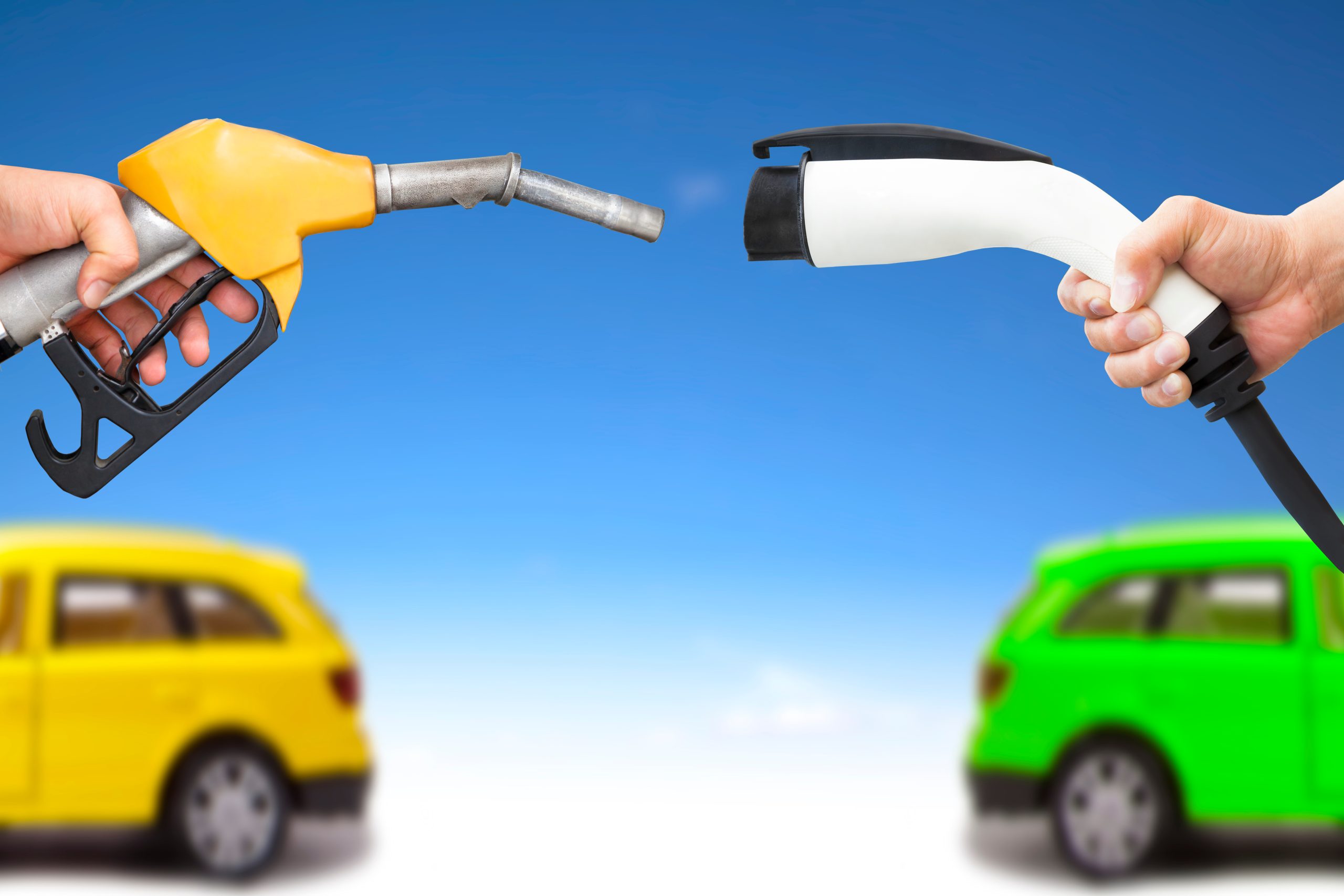Sunt mașinile electrice într-adevăr mai scumpe decât mașinile pe benzină?