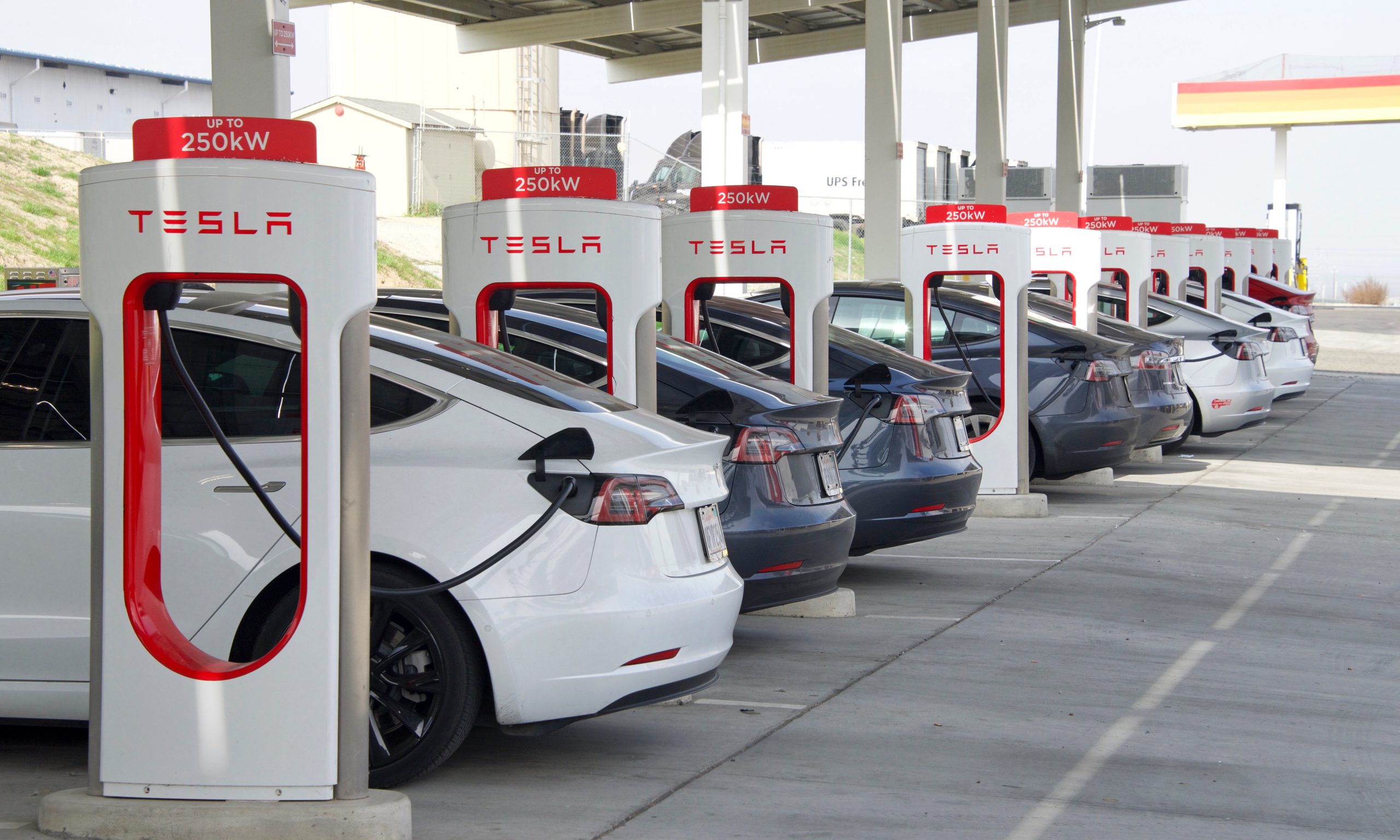 Schimbări Majore la Tesla: Demiterea Echipei de Superchargers