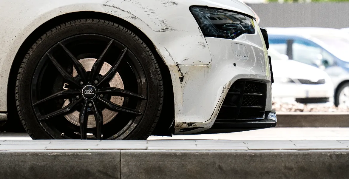 Ai lovit o mașină și ai plecat fără să-ți dai seama? Iată ce riști!