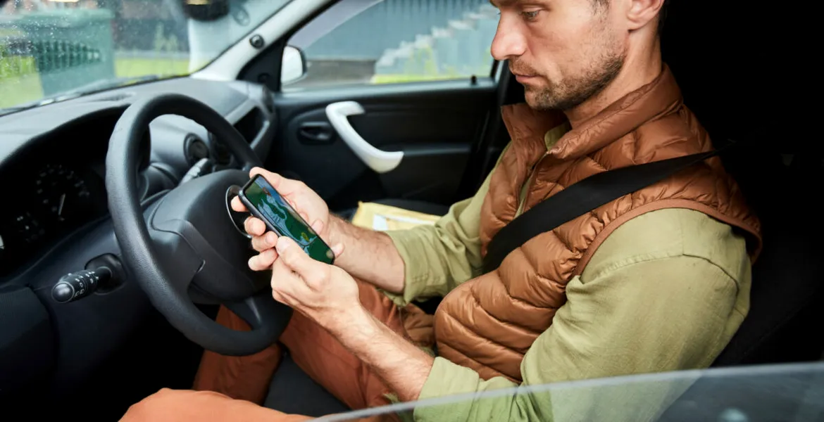 Ești pregătit pentru control? Ce riști dacă arăți doar o poză cu permisul auto pe telefon!