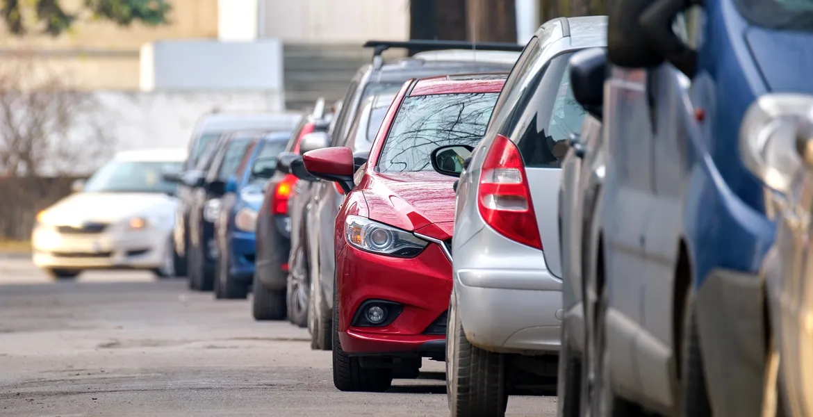 Regula pe care mulți șoferi o ignoră: Cum parchezi corect pe un drum cu sens unic?