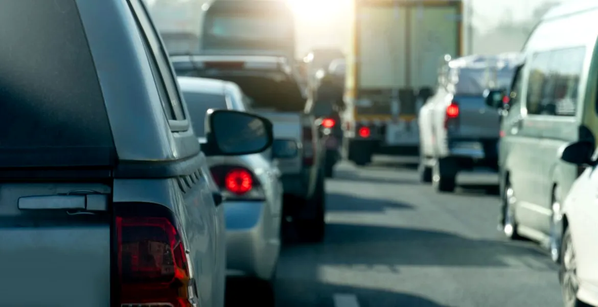 🚗Șoferii care nu respectă această regulă nescrisă blochează traficul zilnic – Tu o aplici?