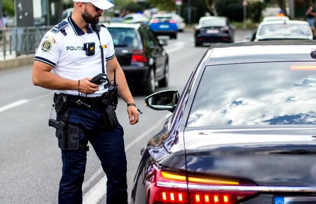 Filmezi un polițist în trafic? Iată ce ai voie și ce te poate băga în belea!