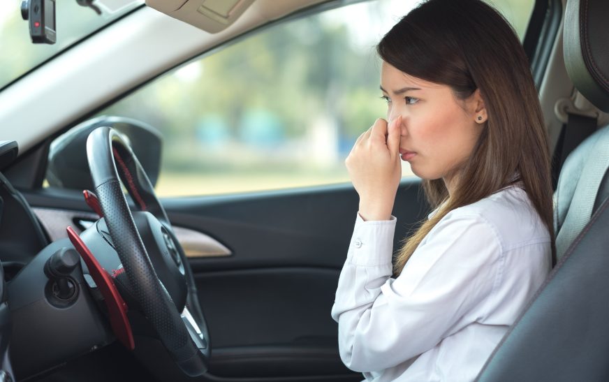 Cum să previi mirosurile neplăcute în interiorul mașinii