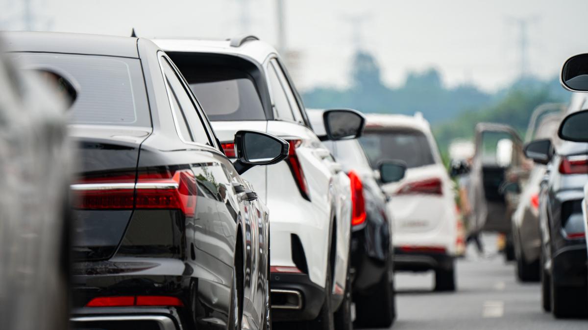 🚗„Regula fermoarului” devine lege: Ce riști dacă nu o respecți