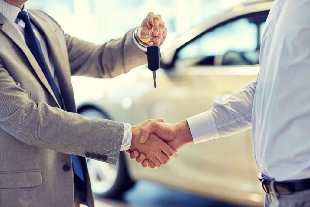 🚗🔍 Vrei să nu iei țeapă când cumperi o mașină? Află ce trebuie să verifici înainte să plătești!