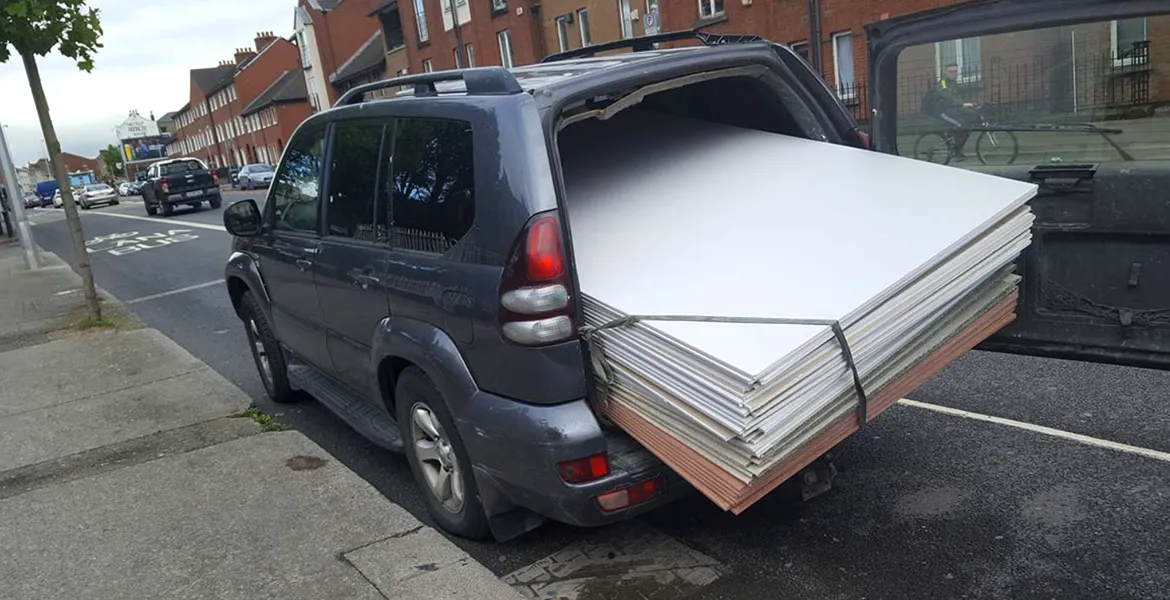 🚗Ai voie să transporți obiecte mai lungi decât mașina? Iată ce spune Codul Rutier 2025