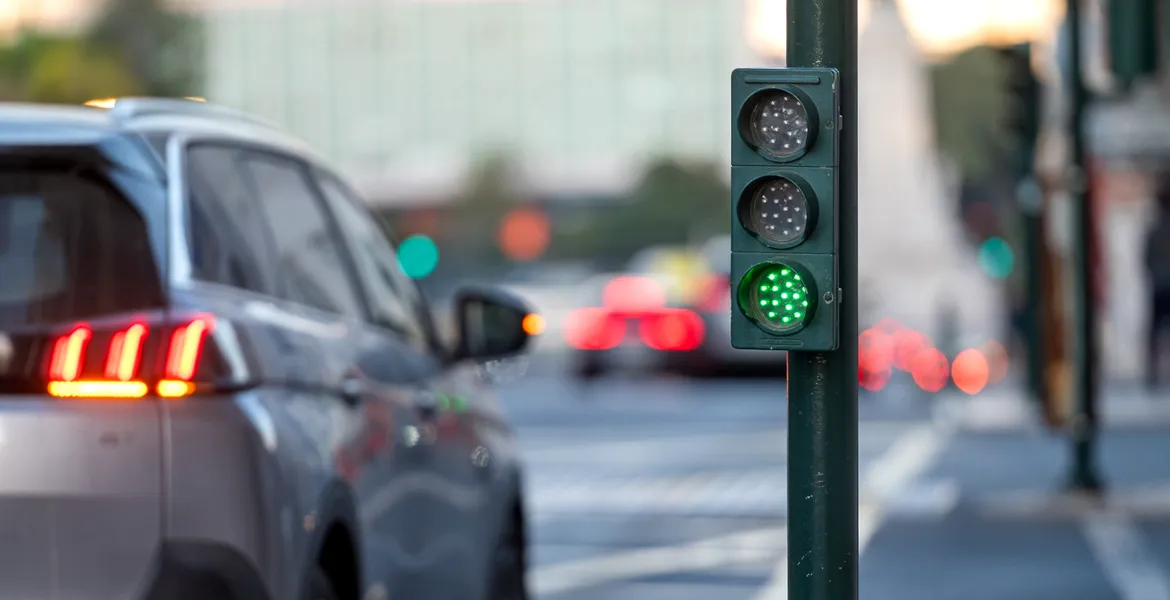 🚗Știi cine are prioritate pe o rampă? Mulți șoferi greșesc și riscă amenzi!