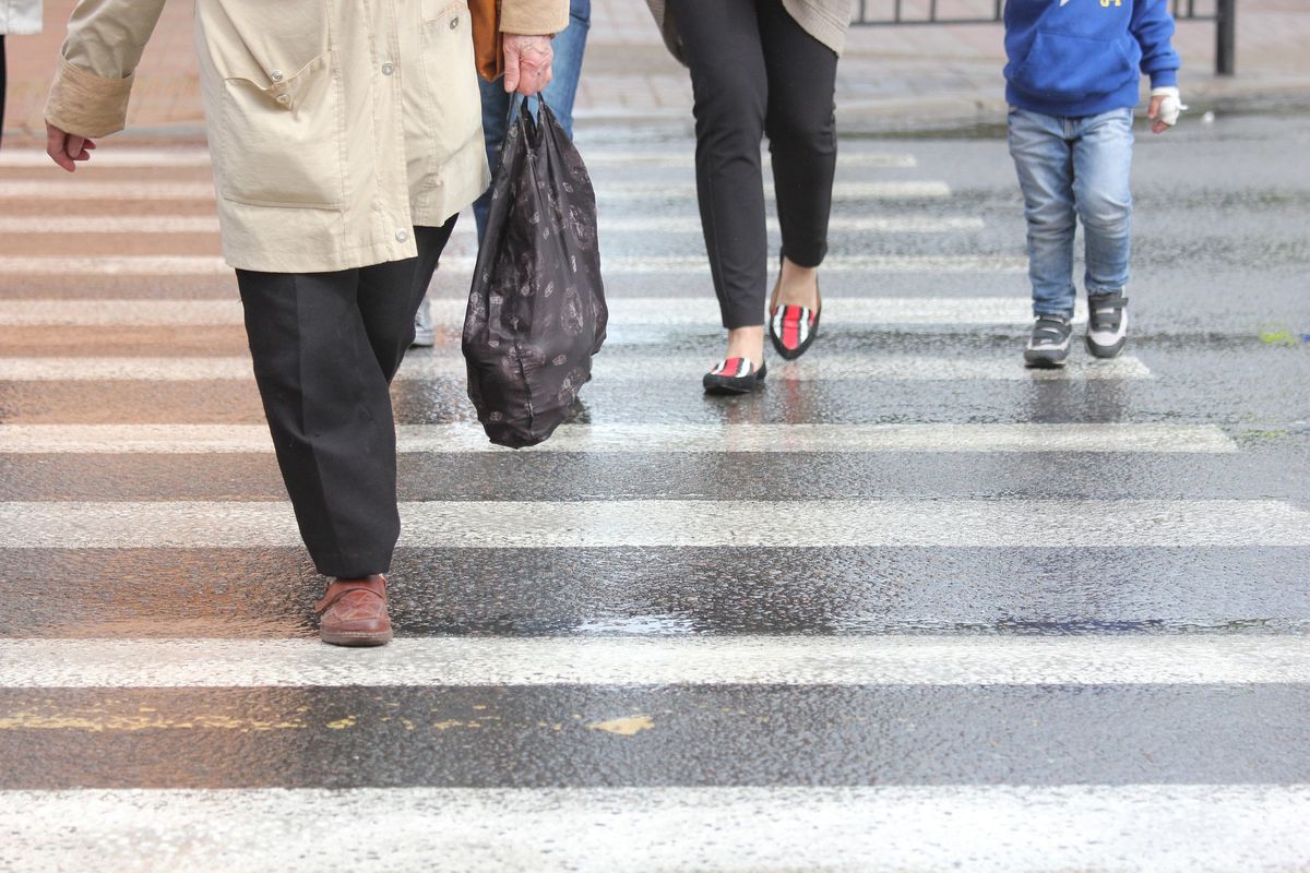 🚗Știi când trebuie să oprești la trecerea de pietoni? Noua regulă care îi pune pe șoferi la încercare