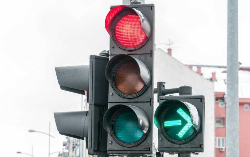 🚗📵Telefonul la semafor te lasă fără permis – vezi noile sancțiuni