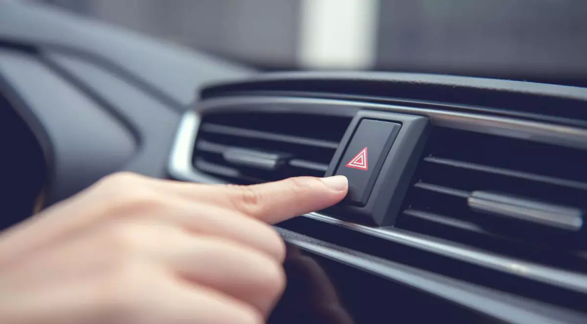 🚗Crezi că scapi de amendă dacă aprinzi avariile? Regulile oficiale te contrazic