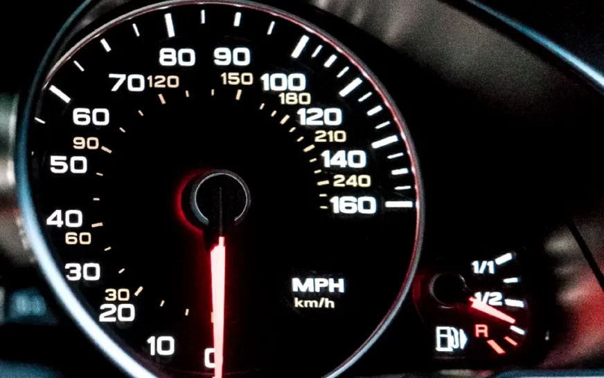 🚗De ce te costă mai mult să mergi cu rezervorul pe roșu decât să alimentezi la timp
