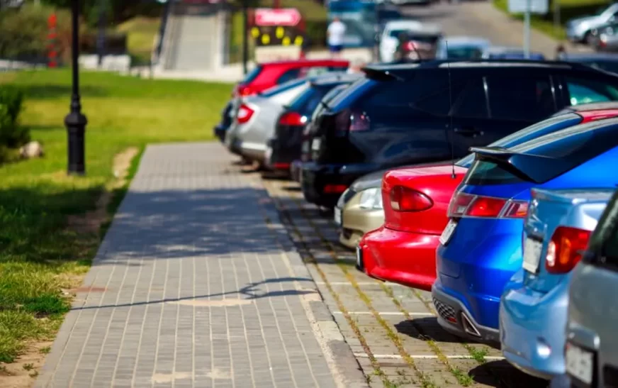 🚗💸 Amendă sau ridicare? Ce pățești dacă îți lași mașina pe jumătate pe trotuar