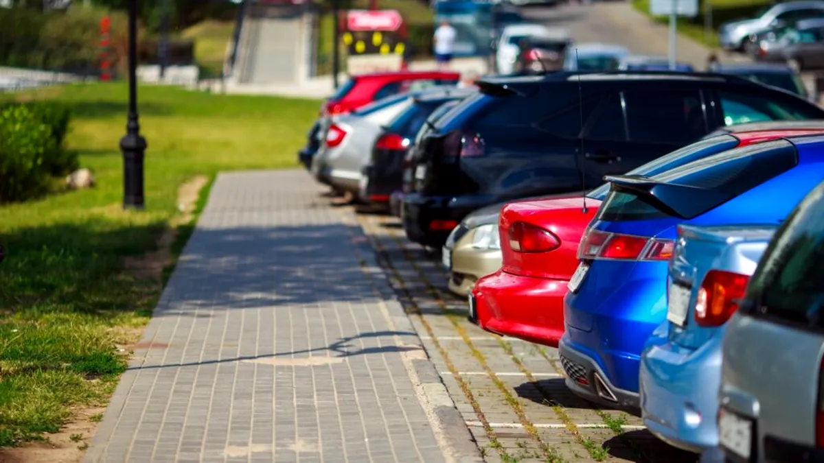 🚗💸 Amendă sau ridicare? Ce pățești dacă îți lași mașina pe jumătate pe trotuar