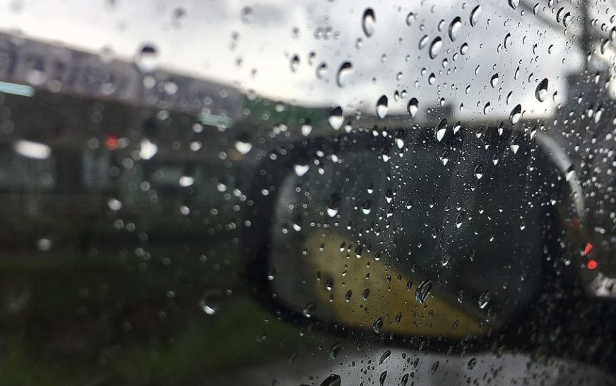 Cum să îți păstrezi mașina curată în sezonul ploios