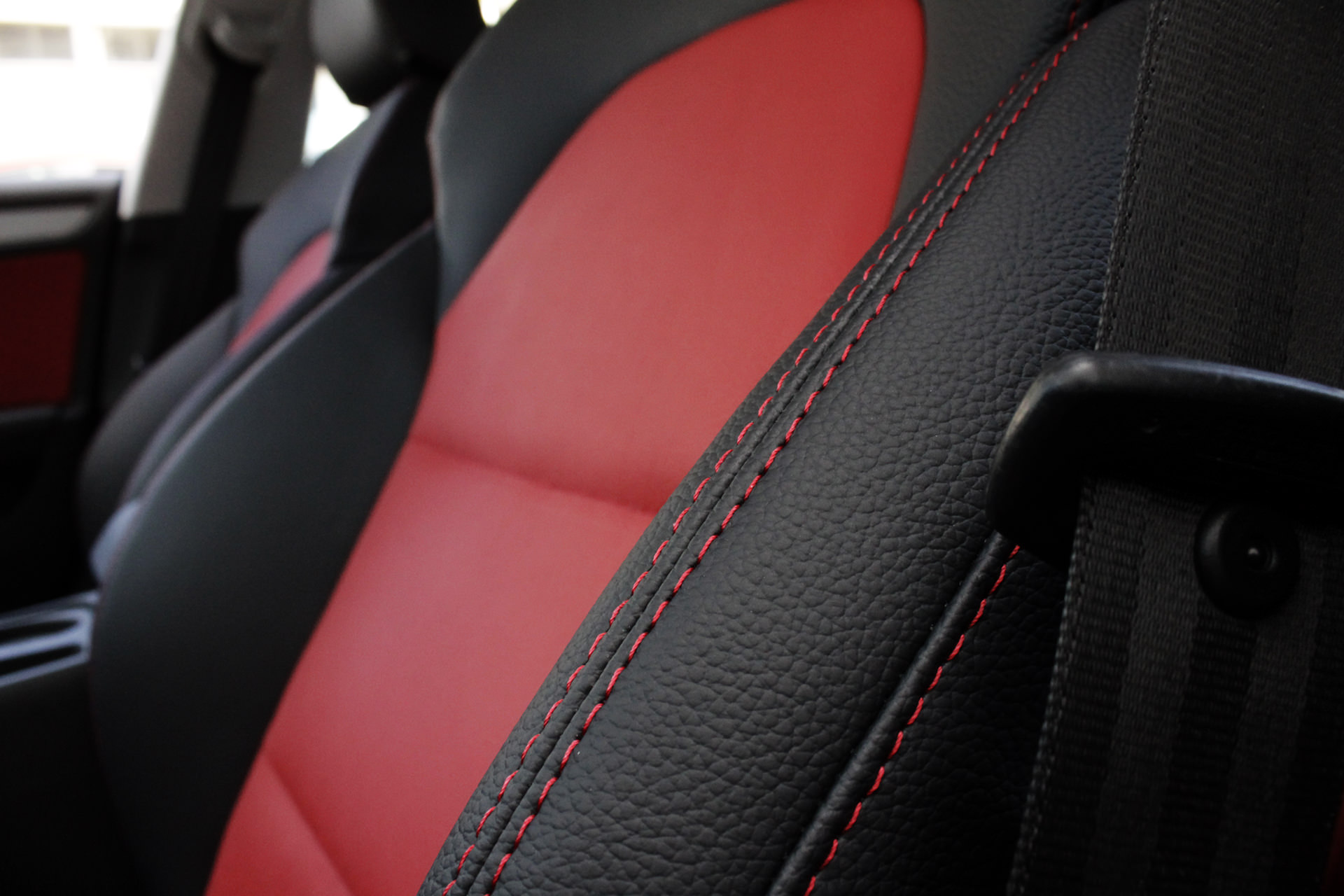 Alegerea produselor de întreținere pentru pielea din interiorul mașinii