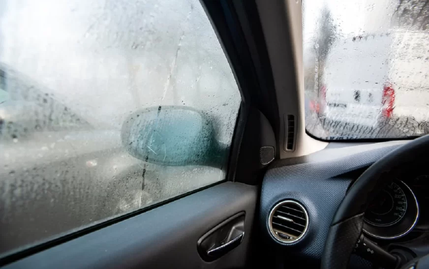 Cum să eviți aburirea geamurilor în mașină