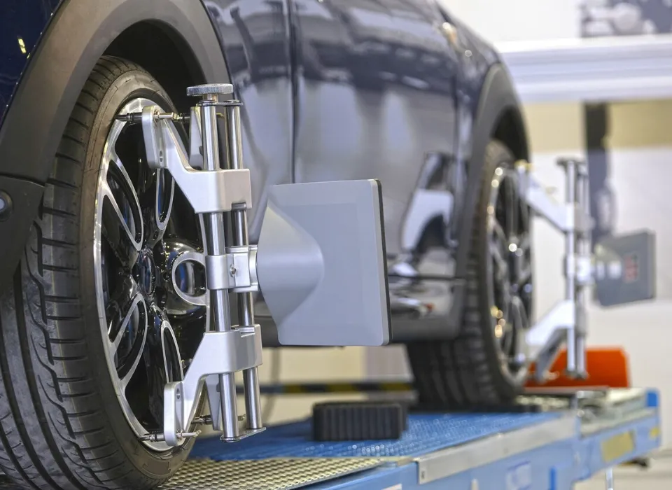 Verificarea sistemului de direcție și aliniamentului roților