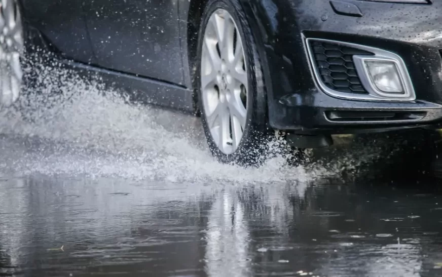 Sfaturi pentru condusul în condiții de ploaie și noroi